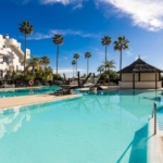 exquisito apartamento en planta baja se encuentra dentro de la prestigiosa comunidad frente al mar.